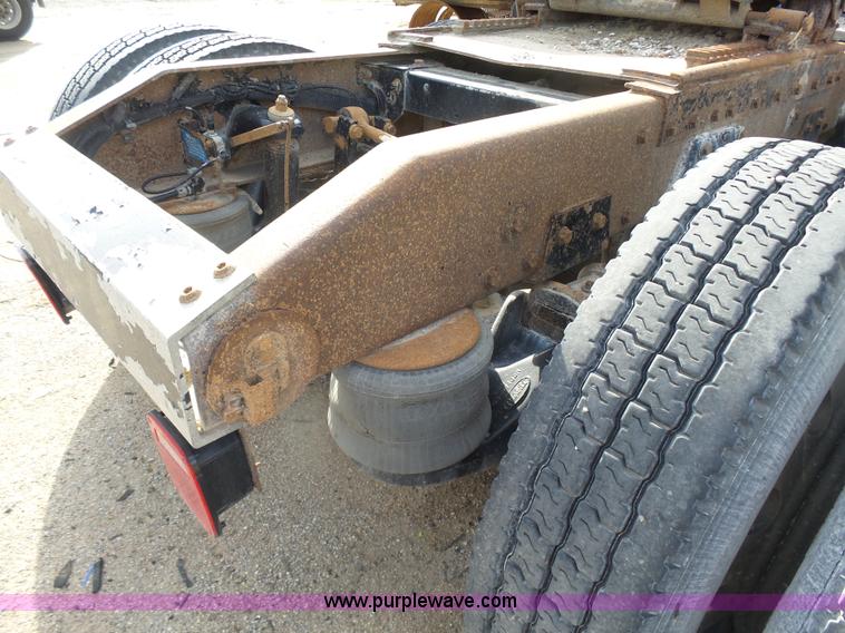 image for item L7367 2002 Peterbilt 379 semi truck