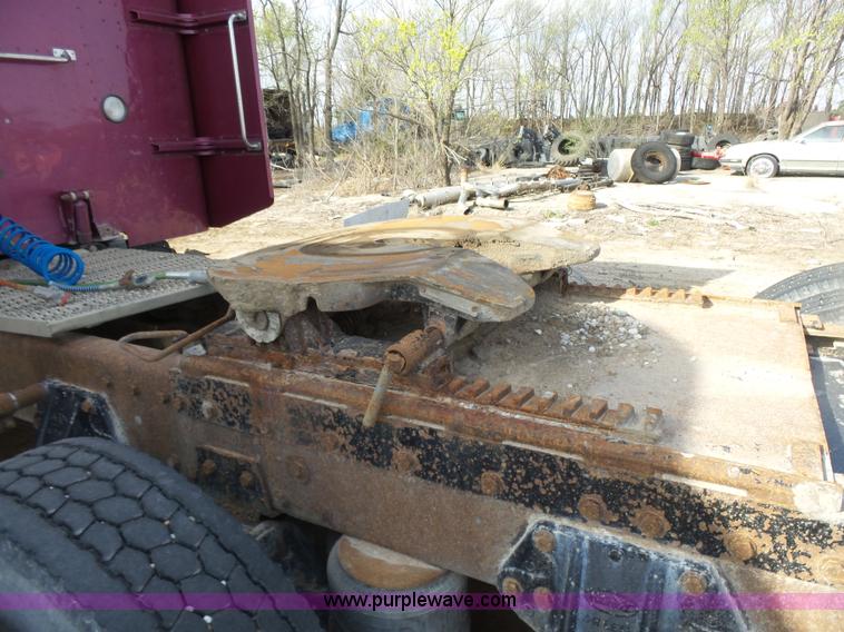 image for item L7367 2002 Peterbilt 379 semi truck