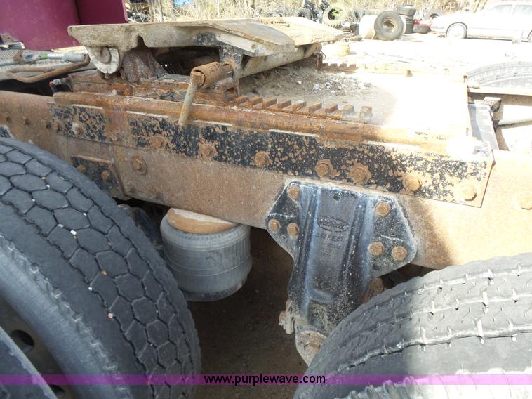 image for item L7367 2002 Peterbilt 379 semi truck