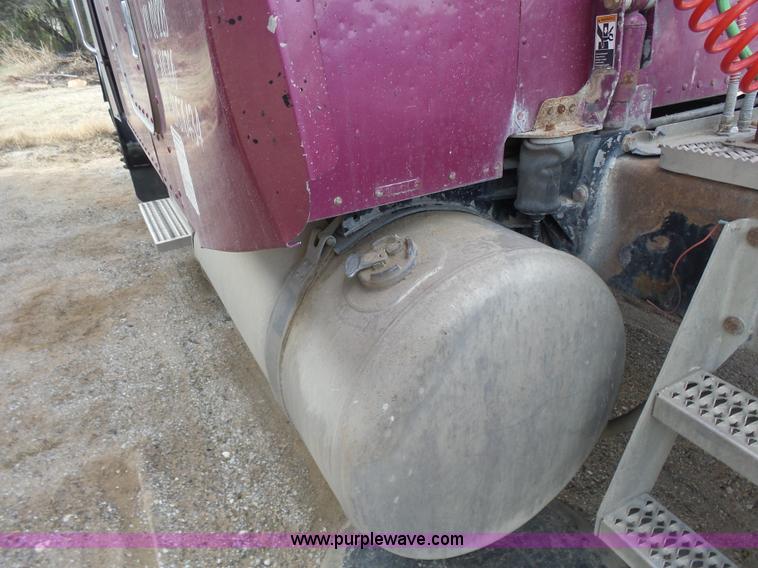 image for item L7367 2002 Peterbilt 379 semi truck