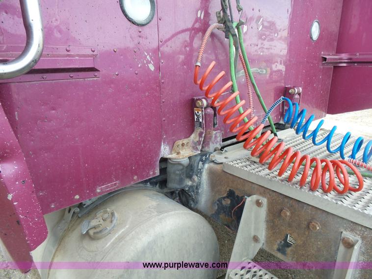 image for item L7367 2002 Peterbilt 379 semi truck