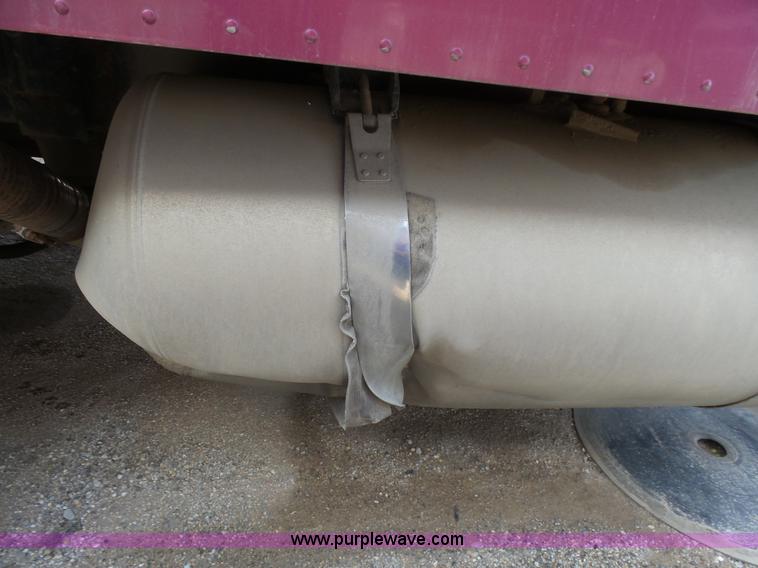 image for item L7367 2002 Peterbilt 379 semi truck