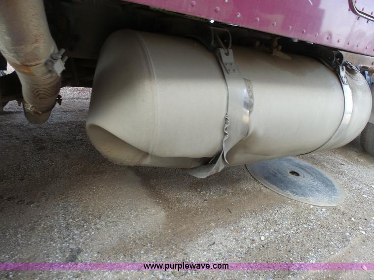 image for item L7367 2002 Peterbilt 379 semi truck