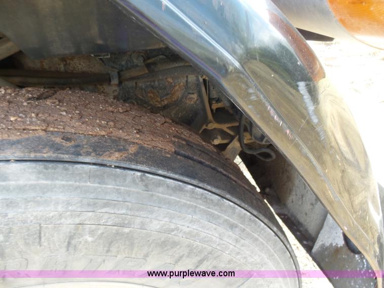 image for item L7367 2002 Peterbilt 379 semi truck