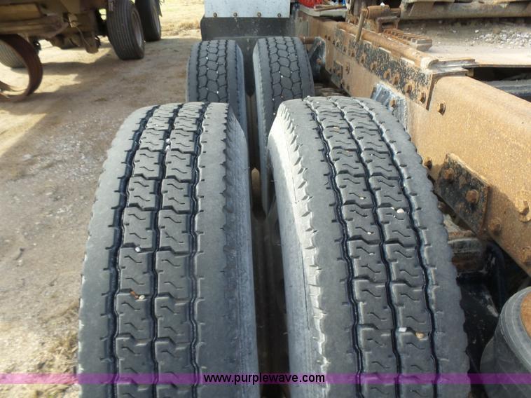 image for item L7367 2002 Peterbilt 379 semi truck