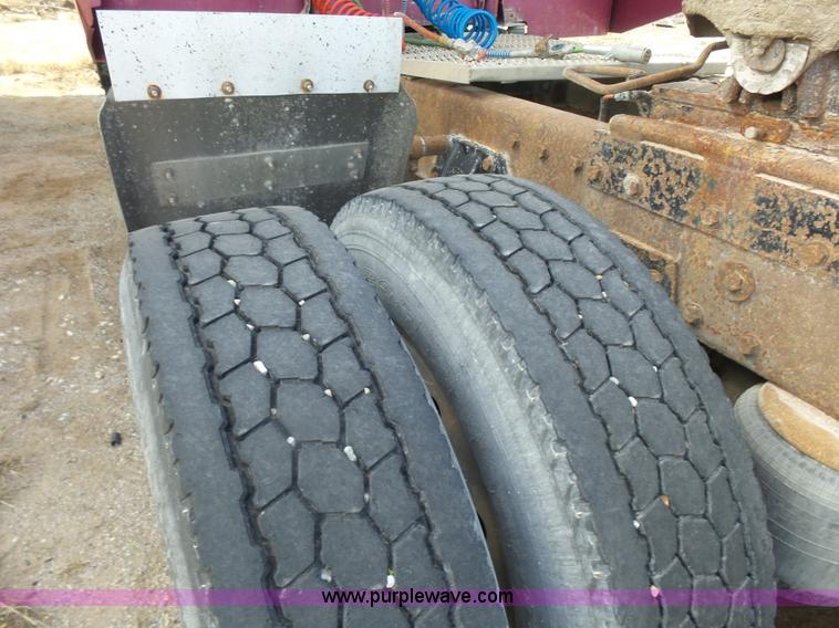 image for item L7367 2002 Peterbilt 379 semi truck