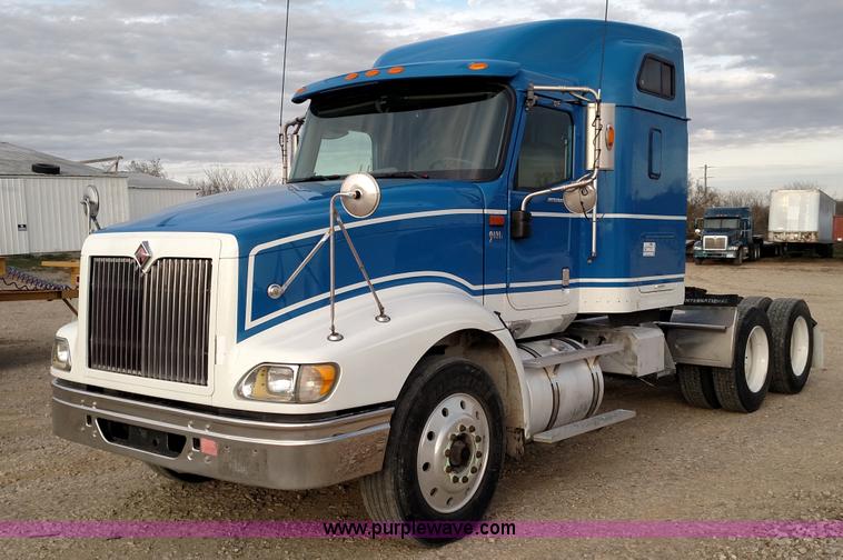 image for item L7471 2004 International 9400i semi truck