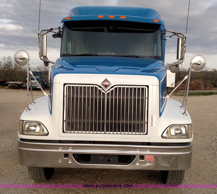 image for item L7471 2004 International 9400i semi truck