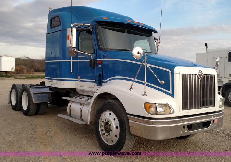 image for item L7471 2004 International 9400i semi truck