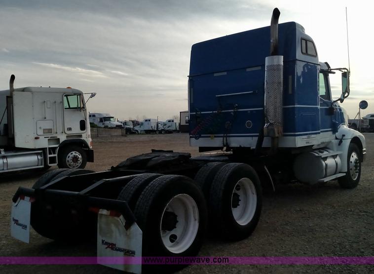 image for item L7471 2004 International 9400i semi truck