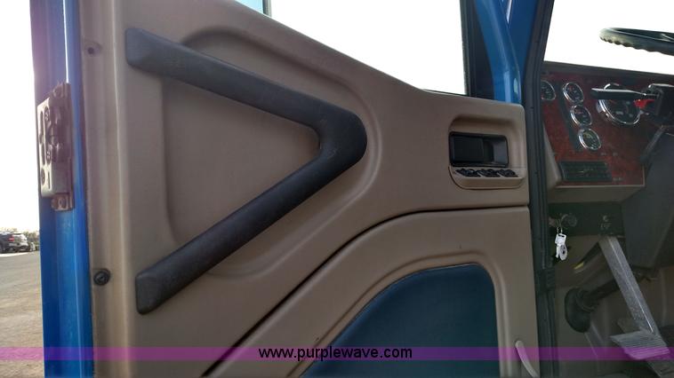 image for item L7471 2004 International 9400i semi truck