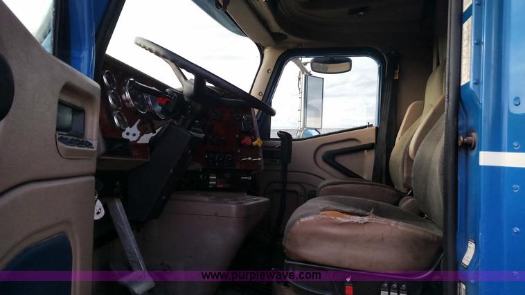 image for item L7471 2004 International 9400i semi truck