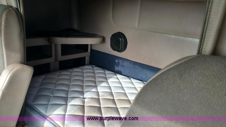 image for item L7471 2004 International 9400i semi truck