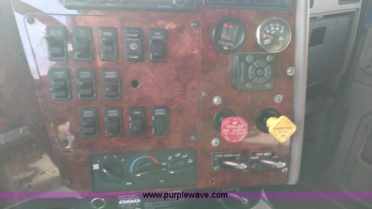 image for item L7471 2004 International 9400i semi truck