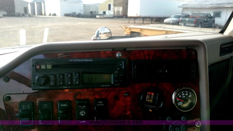 image for item L7471 2004 International 9400i semi truck