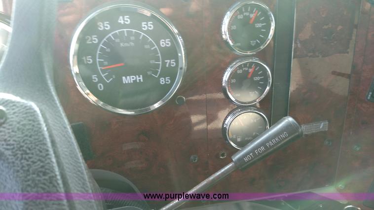 image for item L7471 2004 International 9400i semi truck