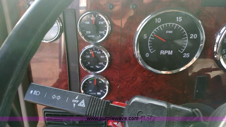 image for item L7471 2004 International 9400i semi truck