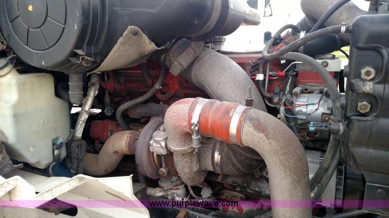 image for item L7471 2004 International 9400i semi truck