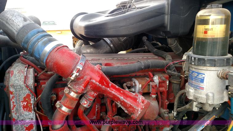 image for item L7471 2004 International 9400i semi truck