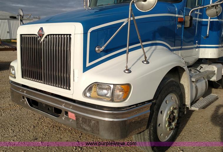 image for item L7471 2004 International 9400i semi truck