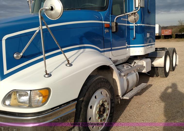 image for item L7471 2004 International 9400i semi truck