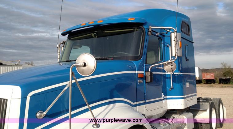 image for item L7471 2004 International 9400i semi truck