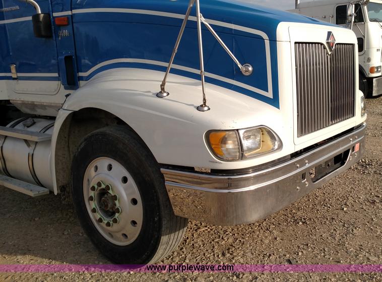 image for item L7471 2004 International 9400i semi truck