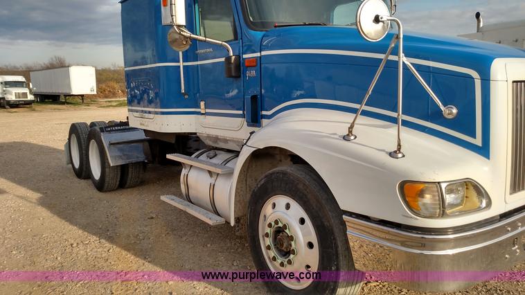 image for item L7471 2004 International 9400i semi truck