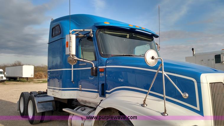 image for item L7471 2004 International 9400i semi truck