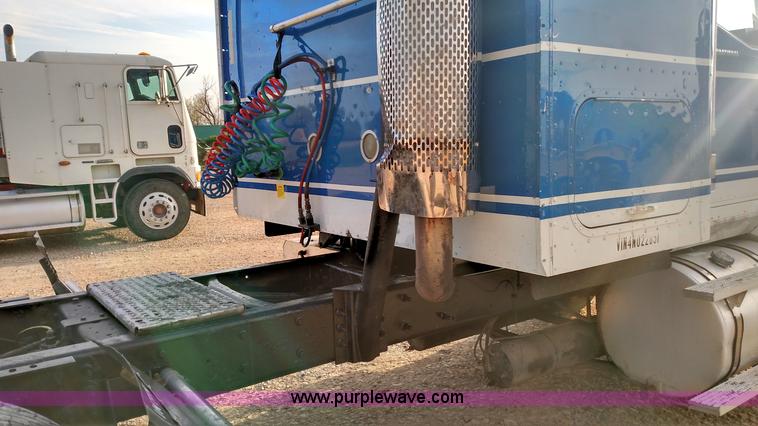 image for item L7471 2004 International 9400i semi truck