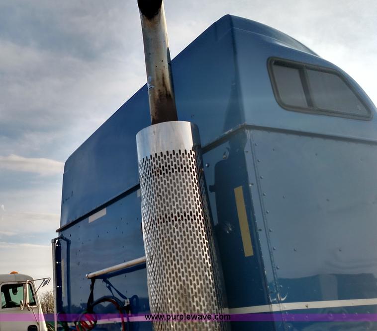 image for item L7471 2004 International 9400i semi truck