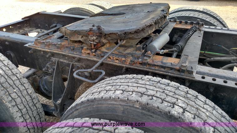 image for item L7471 2004 International 9400i semi truck