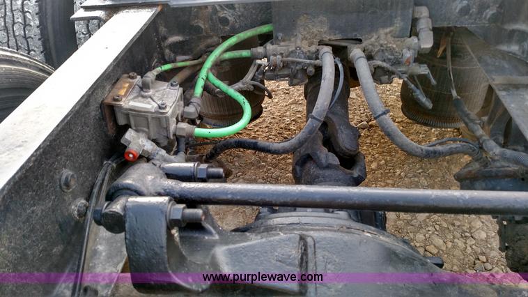 image for item L7471 2004 International 9400i semi truck