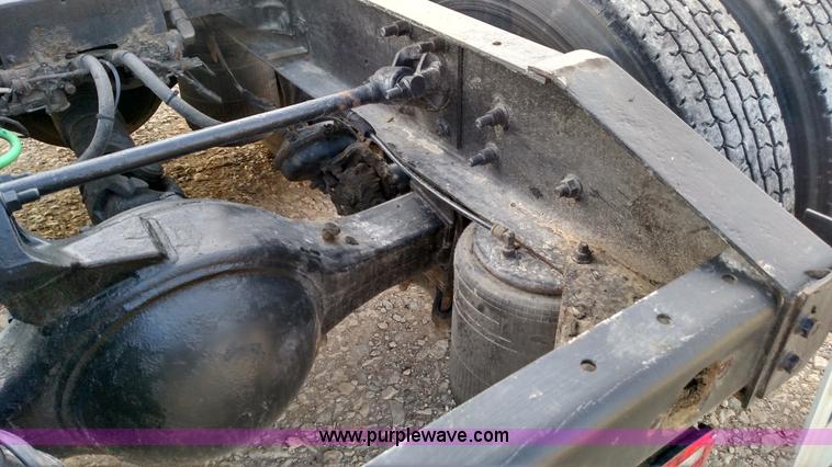 image for item L7471 2004 International 9400i semi truck