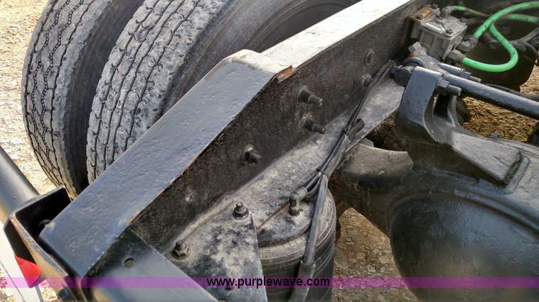 image for item L7471 2004 International 9400i semi truck