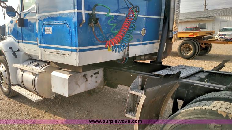 image for item L7471 2004 International 9400i semi truck