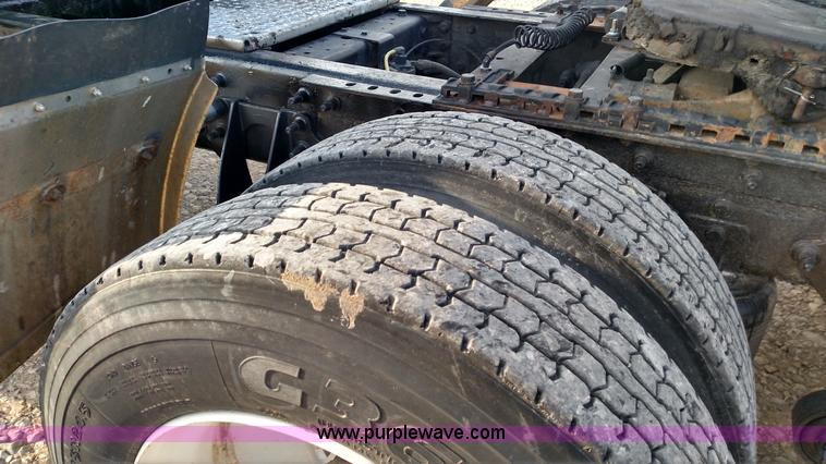 image for item L7471 2004 International 9400i semi truck