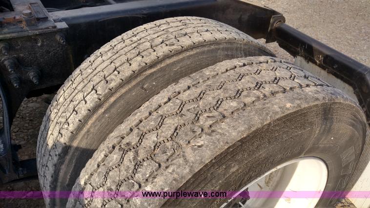 image for item L7471 2004 International 9400i semi truck