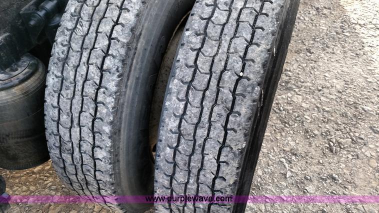 image for item L7471 2004 International 9400i semi truck