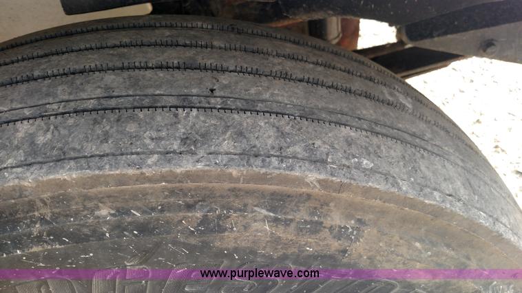 image for item L7471 2004 International 9400i semi truck