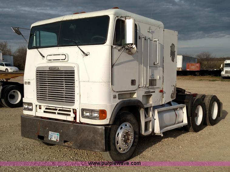 image for item L7472 1999 Freightliner FLB High semi truck