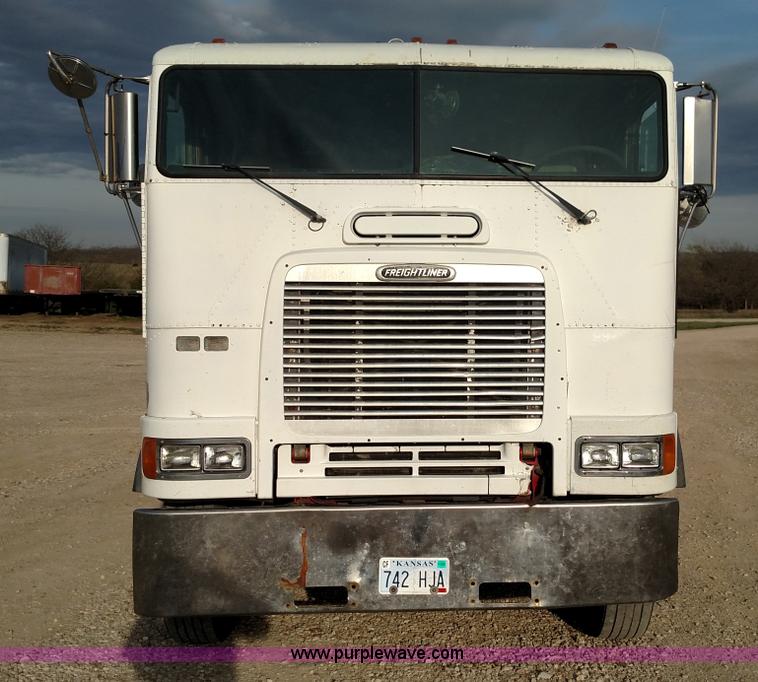 image for item L7472 1999 Freightliner FLB High semi truck