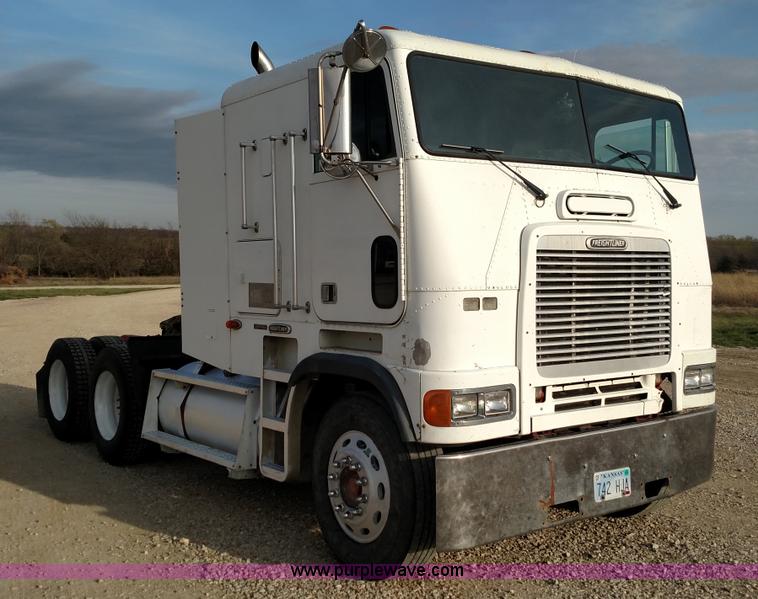 image for item L7472 1999 Freightliner FLB High semi truck