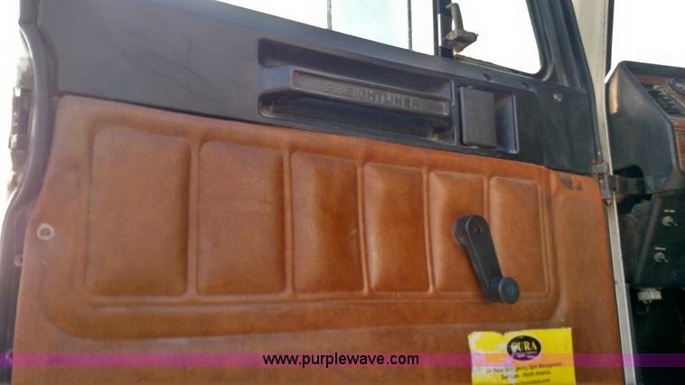 image for item L7472 1999 Freightliner FLB High semi truck