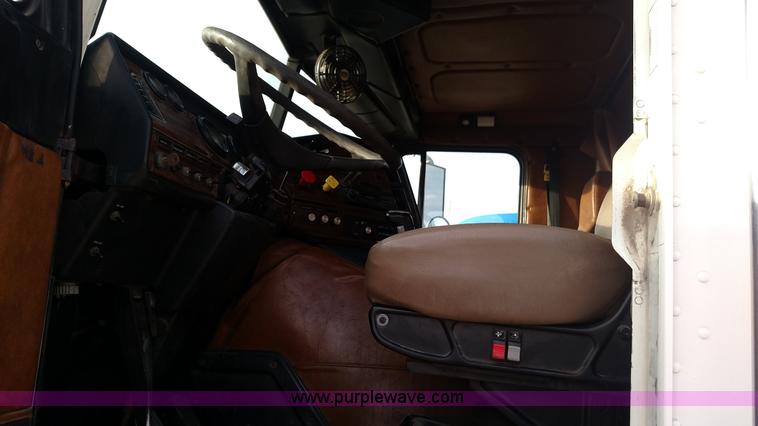 image for item L7472 1999 Freightliner FLB High semi truck