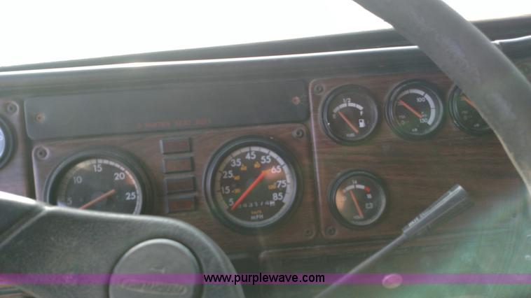 image for item L7472 1999 Freightliner FLB High semi truck