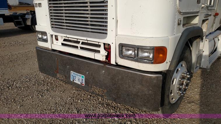 image for item L7472 1999 Freightliner FLB High semi truck