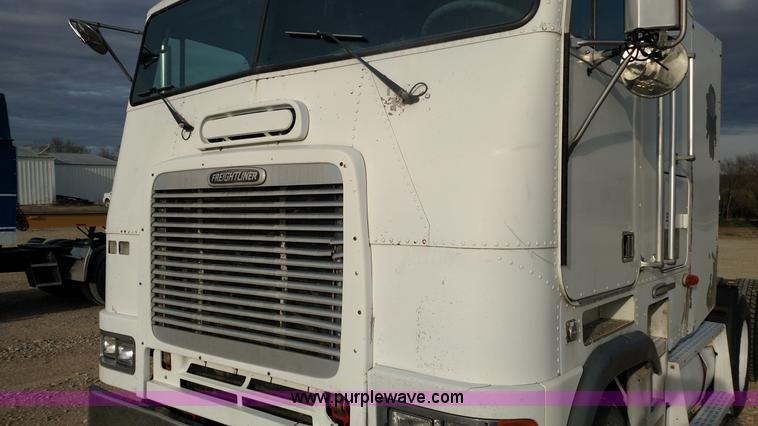 image for item L7472 1999 Freightliner FLB High semi truck