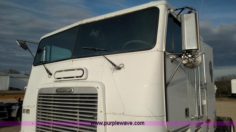 image for item L7472 1999 Freightliner FLB High semi truck