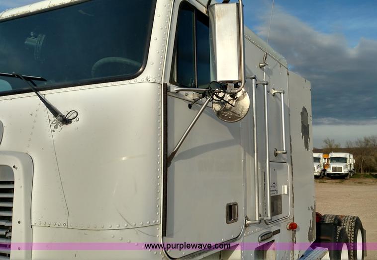 image for item L7472 1999 Freightliner FLB High semi truck